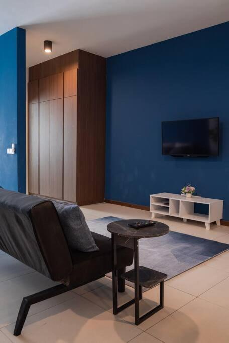 Deluxe Seaview Suite Twin Bed By The Only Bnb Tanjung Tokong Exterior foto